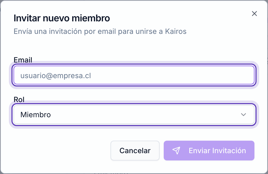 Ventana «Invitar nuevo miembro» con los campos Email y Rol marcados.
